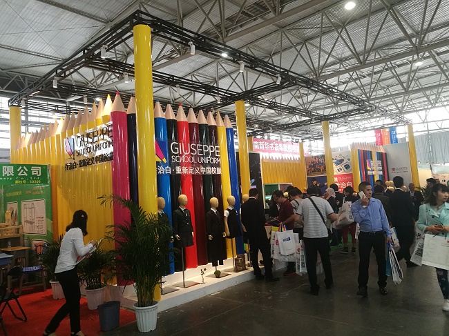 首届云南教育装备展示会-乔治白服饰公司展台