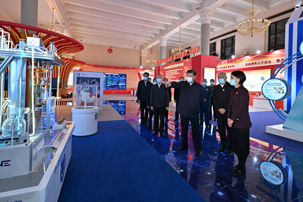 习近平参观国家“十三五”科技创新成就展